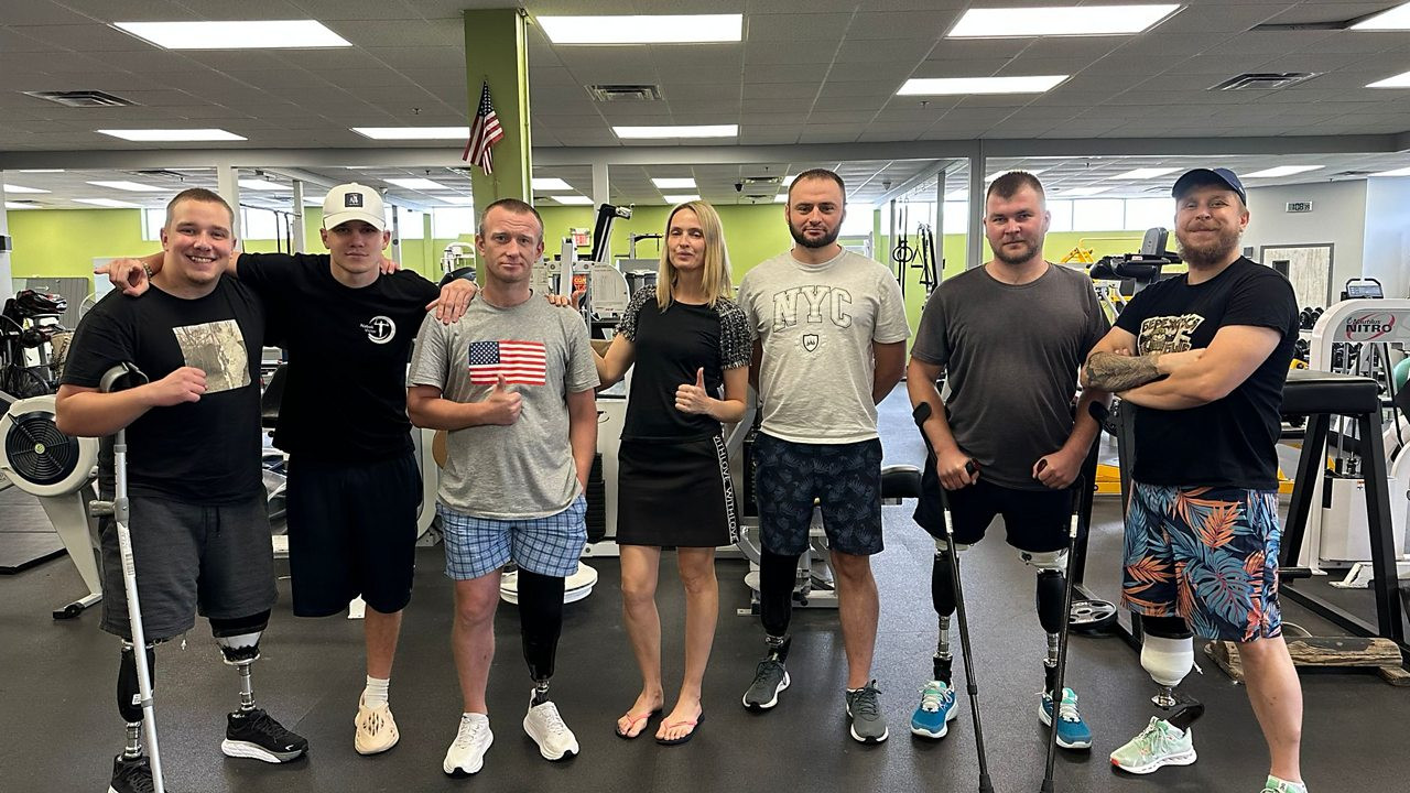 Iryna Vashchuk Discipio visiting and supporting a wounded patient during her humanitarian work